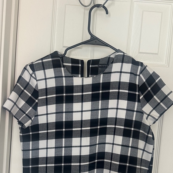 Black & White Plaid Short Sleeve Tunic Dress with Shirttail Hem - Picture 4 of 6